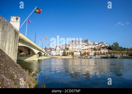 Coimbra Cityscape avec le pont de Santa Clara au-dessus de la rivière Mondego, au centre du Portugal Banque D'Images