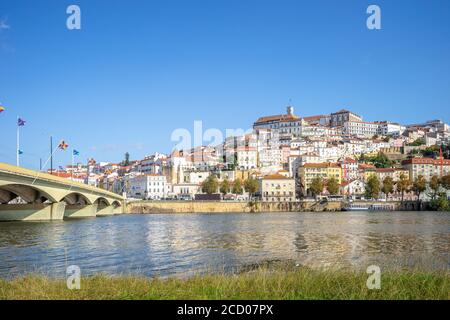 Coimbra Cityscape avec le pont de Santa Clara au-dessus de la rivière Mondego, au centre du Portugal Banque D'Images