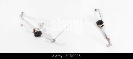 D'abord. Jeune fille en costume d'escrime avec épée à la main sur fond blanc. Vue de dessus. Jeune femme modèle pratique et formation en mouvement, action. CopySpace. Sport, jeunesse, mode de vie sain. Collage. Banque D'Images