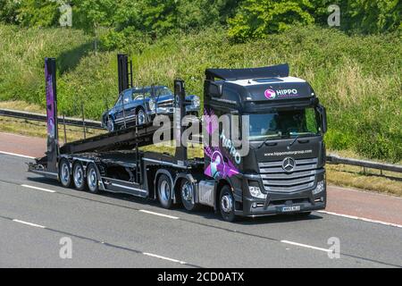 Hippo Motor Group transporteur automobile, transporteur de voitures transportant des Mercedes-Benz d'époque; camions poids lourds de livraison de transport, transport, camion, transport, collecte et livraisons, véhicule commercial multi-voitures, camion, fret spécial, véhicule, livraison, transport, industrie, fret sur l'autoroute M6. Banque D'Images