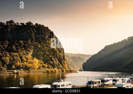 Les rayons du soleil éclairent les rochers de la Loreley et du Rhin avec un camping au premier plan. Banque D'Images