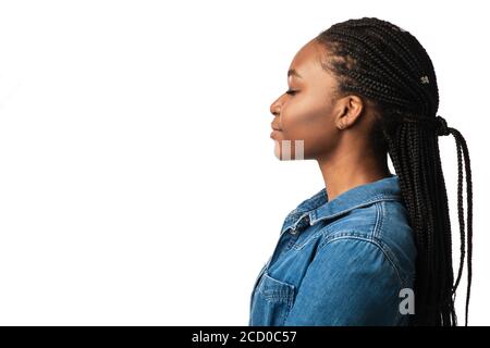 Profil Portrait de la fille noire avec coiffure tressée, fond blanc Banque D'Images