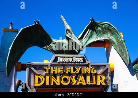 Signe de la station de dinosaures volants et figure de Pteranodon à Universal Studios Japan.DINOSAURE volant des célèbres attractions d'Universal Japan. Banque D'Images