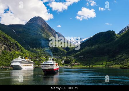 Ocean Liner Costa Magica avec navire de croisière Hurtigruten Polarlys à Geirangerfjorden ou Geiranger Fjord. Geiranger, Norvège Banque D'Images