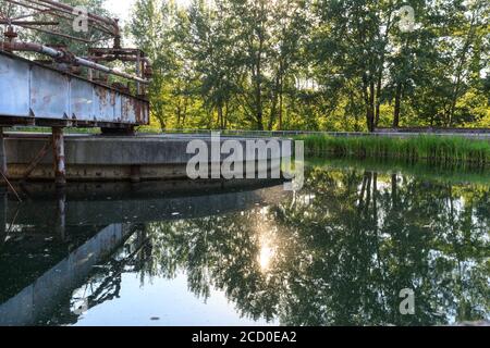 Réservoir d'eau de refroidissement, Landschaftspark Duisburg-Nord, ancienne usine d'iron Thyssen et fabrication d'acier, Duisburg-Meiderich, Ruhr, Allemagne Banque D'Images