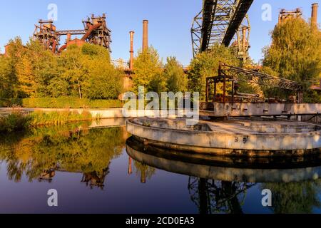 Réservoir d'eau de refroidissement, Landschaftspark Duisburg-Nord, ancienne usine d'iron Thyssen et fabrication d'acier, Duisburg-Meiderich, Ruhr, Allemagne Banque D'Images