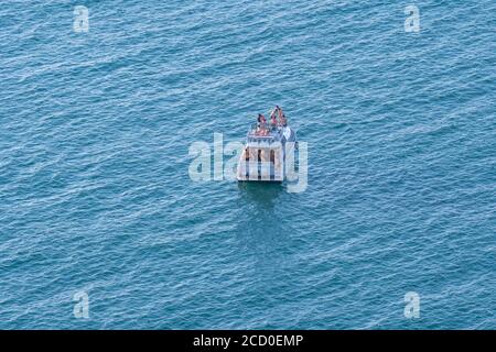 Batumi, Géorgie 08 août 2020 : le petit ferry touristique dans les eaux libres Banque D'Images