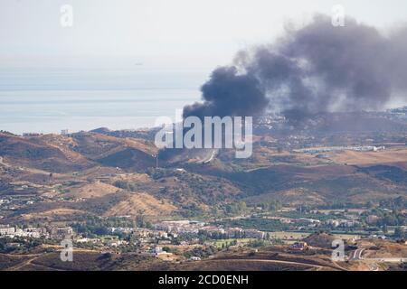 La fumée noire peut être vue d'un feu à Mijas Costa, Malaga, Andalousie Espagne. Banque D'Images