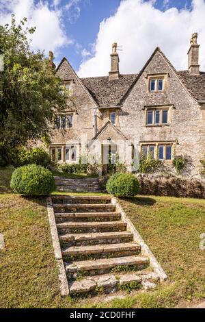 Marches menant à une ancienne maison en pierre dans le Village de Cotswold de Calmsden Gloucestershire Royaume-Uni Banque D'Images