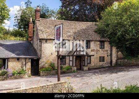 Le pub Seven Tuns du XVIIe siècle (vers 1610) dans le village de Chedworth, Gloucestershire, Royaume-Uni Banque D'Images