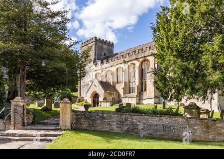 L'église de St Andrew datant du XIIe siècle dans le village Cotswold de Chedworth, Gloucestershire, Royaume-Uni Banque D'Images