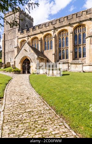 L'église de St Andrew datant du XIIe siècle dans le village Cotswold de Chedworth, Gloucestershire, Royaume-Uni Banque D'Images