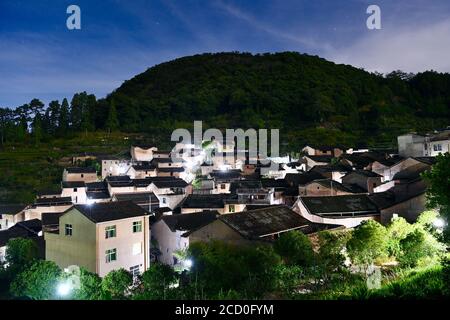 (200825) -- FUZHOU, 25 août 2020 (Xinhua) -- la photo prise le 3 août 2020 montre une vue nocturne du village de Chenqiao, comté de Zhouning, province de Fujian, dans le sud-est de la Chine. Entouré de hautes montagnes et assis au sommet d'une falaise, Chenqiao est un village vieux de mille ans dans la province de Fujian, célèbre pour ses vallées, ses cascades et sa mer de nuages. Avec une altitude de 936 mètres et une température moyenne de 24 degrés Celsius en été, c'est aussi une station balnéaire préférée pour les touristes. Depuis le début de l'été, un nombre croissant de visiteurs sont attirés ici pour la randonnée, le camping an Banque D'Images