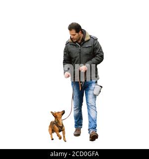 Un homme et son petit chien pratiquant la « marche jusqu'au talon » isolé sur fond blanc Banque D'Images