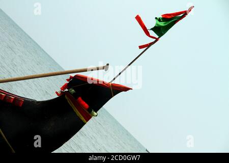 La vie des pêcheurs traditionnels au Kerala, bateau de pêche en bois, pêcheur jetant le filet dans le rivage, pêcheur répare le filet de pêche, Banque D'Images