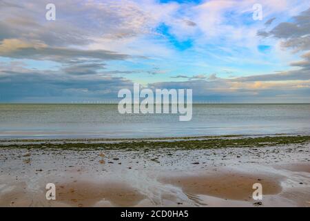 La Manche et Wind Farm de Kingsgate Beach, près de Broadlairs, Kent, sud-est de l'Angleterre au crépuscule Banque D'Images