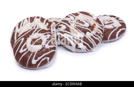 Groupe de biscuits ronds au chocolat assaisonnés de glaçage blanc sur fond isolé Banque D'Images