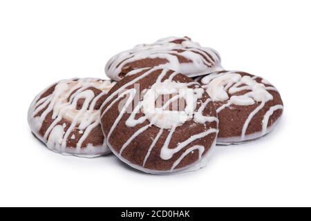 Groupe de biscuits ronds au chocolat assaisonnés de glaçage blanc sur fond isolé Banque D'Images