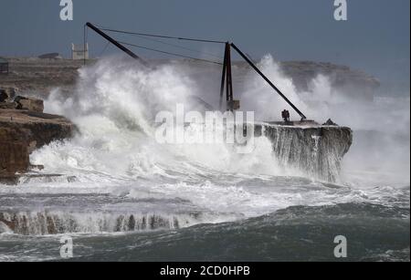 Les vagues s'écrasent contre le rivage à Portland Bill à Dorset. Banque D'Images