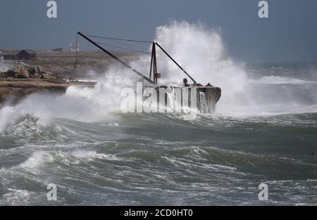 Les vagues s'écrasent contre le rivage à Portland Bill à Dorset. Banque D'Images