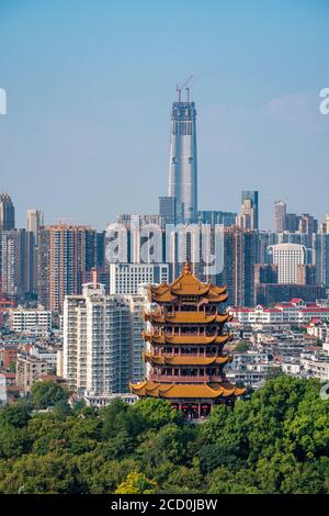 La tour de grue jaune, située sur la colline du serpent à Wuhan, est l'une des trois célèbres tours au sud de la rivière yangtze, en Chine Banque D'Images