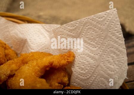 Crevettes de l'Atlantique frites en pâte sur une serviette en papier blanc dans un panier en osier. Gros plan Banque D'Images