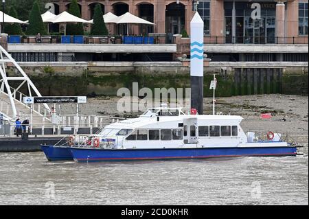 Un bateau s'arrête à Vauxhall Pier dans le sud de Londres. Août 2020. Banque D'Images