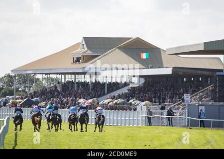 Listowel, Irlande, 9 septembre 2019 : courses de chevaux et jockeys en direction de la ligne d'arrivée. La course se tient avec les gens qui regardent la course dans le bac Banque D'Images