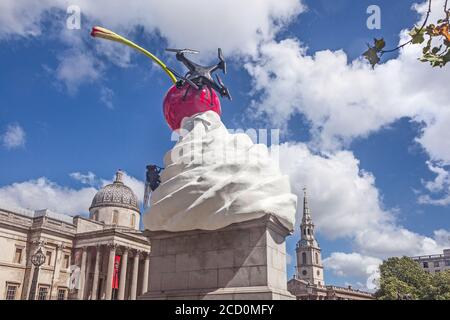 La sculpture de Heather Phillipson intitulée « The End », installée sur la quatrième plinthe de Trafalgar Sqare, à Londres, en juillet 2020. Banque D'Images