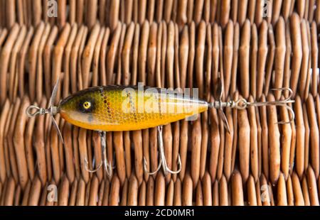 Une ancienne leurre de pêche de South Bend, ou bouchon, conçue pour attraper des poissons prédateurs photographiés contre le couvercle d'une ancienne boîte à matériel. D'un collec Banque D'Images