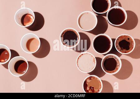 Beaucoup de tasses de café avec différents types de café, cappuccino et macchiatoon sur fond beige. Vue de dessus, plan d'appartement. Banque D'Images