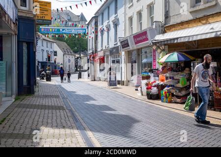 Grande vue piétonne sur la rue avec boutiques en été, Brixham, Devon, Royaume-Uni Banque D'Images