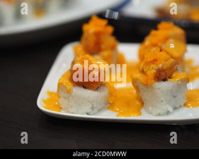 Sushi crevettes Roe riz saumon frais poisson disposé dans une assiette Cuisine japonaise de style Banque D'Images
