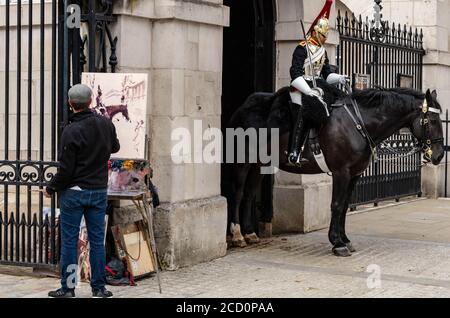 Londres le 25 août 2020 Rob Pointon un artiste de plein air peint les soldats montés au Horse Guards Parade. Il espère que les photos seront accrochées au musée des gardes à cheval. Crédit : Ian Davidson/Alay Live News Banque D'Images