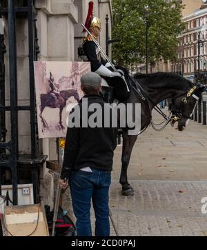 Londres le 25 août 2020 Rob Pointon un artiste de plein air peint les soldats montés au Horse Guards Parade. Il espère que les photos seront accrochées au musée des gardes à cheval. Crédit : Ian Davidson/Alay Live News Banque D'Images