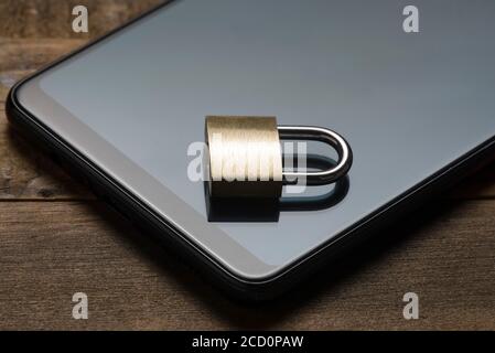 Concept de sécurité du téléphone mobile avec un cadenas sur un clavier Banque D'Images