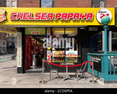 Une corde en velours rouge délimite les repas en plein air de l'établissement Chelsea Papaya comme si un soudeur attendait d'admettre une célébrité, vue à Chelsea à New York le lundi 17 août 2020. (© Frances M. Roberts) Banque D'Images