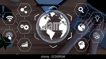 Concept de marketing numérique. Icônes de média virtuel avec globe polygonal sur arrière-plan commercial Banque D'Images
