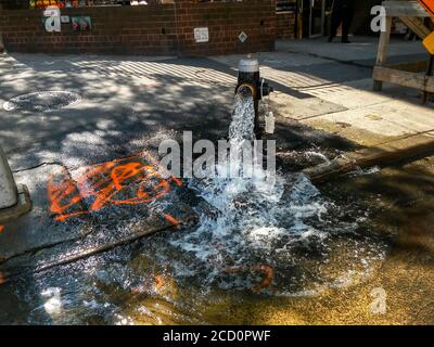 L'eau coule d'une borne d'incendie ouverte à New York le lundi 10 août 2020 alors que le ministère de la protection de l'environnement purge une conduite d'eau. (© Richard B. Levine) Banque D'Images