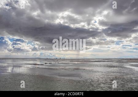 Réflexion pendant la saison des pluies (décembre-février) à Salar de Uyuni, le plus grand plat de sel au monde; Département de Potosi, Bolivie Banque D'Images