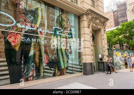 Les clients les plus exigeants font la queue devant le magasin de vente d'échantillons de 260 à New York le mercredi 12 août 2020 pour acheter des vêtements et accessoires de designer à prix réduit Oscar de la Renta. Le magasin a rouvert ses portes aujourd'hui, avec des rendez-vous en magasin, mais les clients sans rendez-vous ont été les bienvenus. (© Richard B. Levine) Banque D'Images