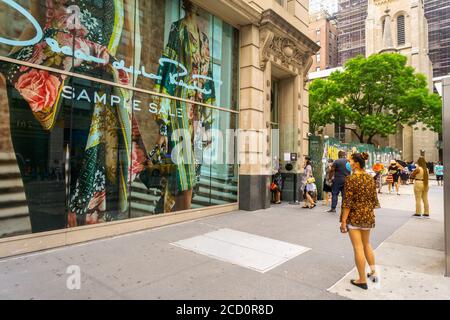 Les clients les plus exigeants font la queue devant le magasin de vente d'échantillons de 260 à New York le mercredi 12 août 2020 pour acheter des vêtements et accessoires de designer à prix réduit Oscar de la Renta. Le magasin a rouvert ses portes aujourd'hui, avec des rendez-vous en magasin, mais les clients sans rendez-vous ont été les bienvenus. (© Richard B. Levine) Banque D'Images