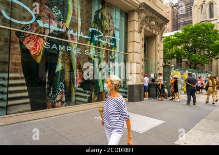 Les clients les plus exigeants font la queue devant le magasin de vente d'échantillons de 260 à New York le mercredi 12 août 2020 pour acheter des vêtements et accessoires de designer à prix réduit Oscar de la Renta. Le magasin a rouvert ses portes aujourd'hui, avec des rendez-vous en magasin, mais les clients sans rendez-vous ont été les bienvenus. (© Richard B. Levine) Banque D'Images