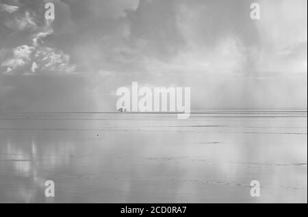 Réflexion pendant la saison des pluies (décembre-février) à Salar de Uyuni, le plus grand plat de sel au monde; Département de Potosi, Bolivie Banque D'Images