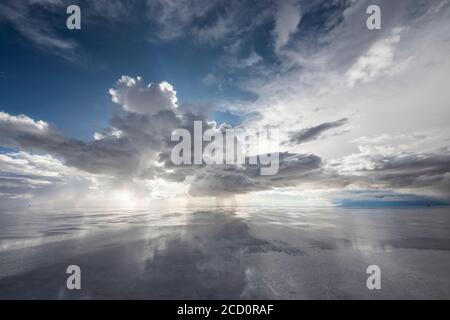 Réflexion pendant la saison des pluies (décembre-février) à Salar de Uyuni, le plus grand plat de sel au monde; Département de Potosi, Bolivie Banque D'Images
