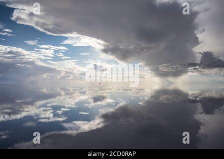 Réflexion pendant la saison des pluies (décembre-février) à Salar de Uyuni, le plus grand plat de sel au monde; Département de Potosi, Bolivie Banque D'Images