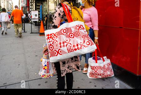 Les femmes qui achètent chez Target à l'extérieur du magasin Target de Herald Square, à New York, le mercredi 19 août 2020. Target a déclaré des ventes en ligne et dans le même magasin en hausse de 24.3 % au deuxième trimestre, ce qui a fait augmenter son bénéfice de 80 %. (© Richard B. Levine) Banque D'Images