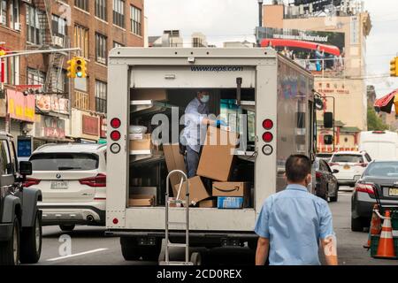 Travailleur USPS à Chinatown à New York le samedi 15 août 2020 (© Richard B. Levine) Banque D'Images