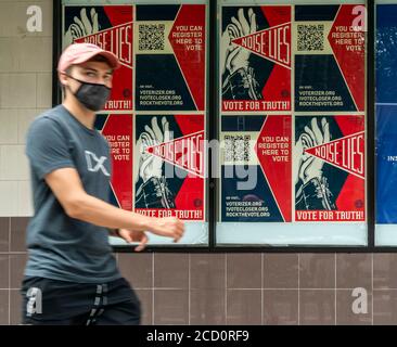 Les piétons marchent devant la publicité pour l'inscription des électeurs le quartier de Chelsea, à New York, le vendredi 14 août 2020. (© Richard B. Levine) Banque D'Images