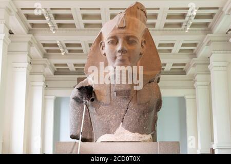 Londres, Angleterre. 25 août 2020. Le personnel de nettoyage dépoussiérant le chef du roi Ramesses au British Museum. Le British Museum rouvrira ses portes au public conformément aux directives du gouvernement et aux nouvelles mesures de sécurité en place. Après cinq mois de fermeture en raison de la pandémie du coronavirus, le British Museum rouvrira ses portes au public le 27 août 2020. Une nouvelle route à sens unique autour des galeries du rez-de-chaussée permettra aux visiteurs d'accéder à plus de 9000 objets. D'autres galeries rouvriront plus tard en septembre. (Photo de Sam Mellish / Alamy Live News) Banque D'Images